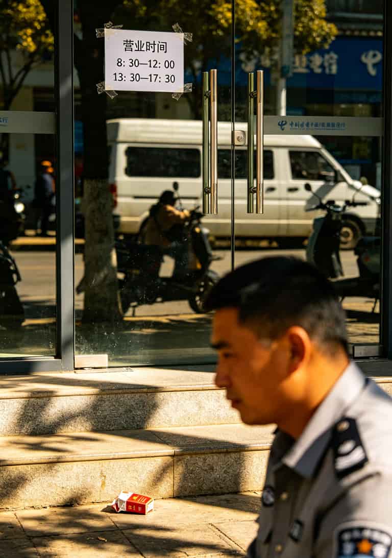 中国电信上班时间几点?别再白跑了!丽江防封电销卡避坑指南(真人血泪版) 丽江香格里大道中国电信营业厅门口,玻璃门上贴着营业时间8:30—17:30
