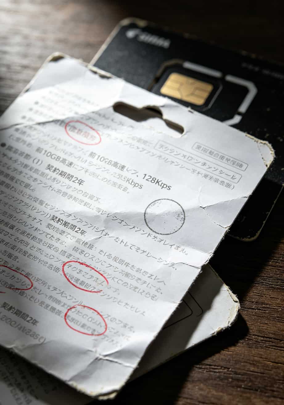 6元流量卡?我干了8年电脑店,这玩意儿直接扔垃圾桶 电脑店老板小林在柜台前调试随身WiFi设备