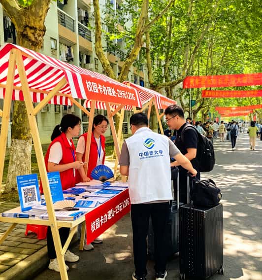 19块流量卡千万别闭眼买!我测了十几张,广信流量卡能不能办看这4点就够了 大学校园开学季办理校园卡的现场照片