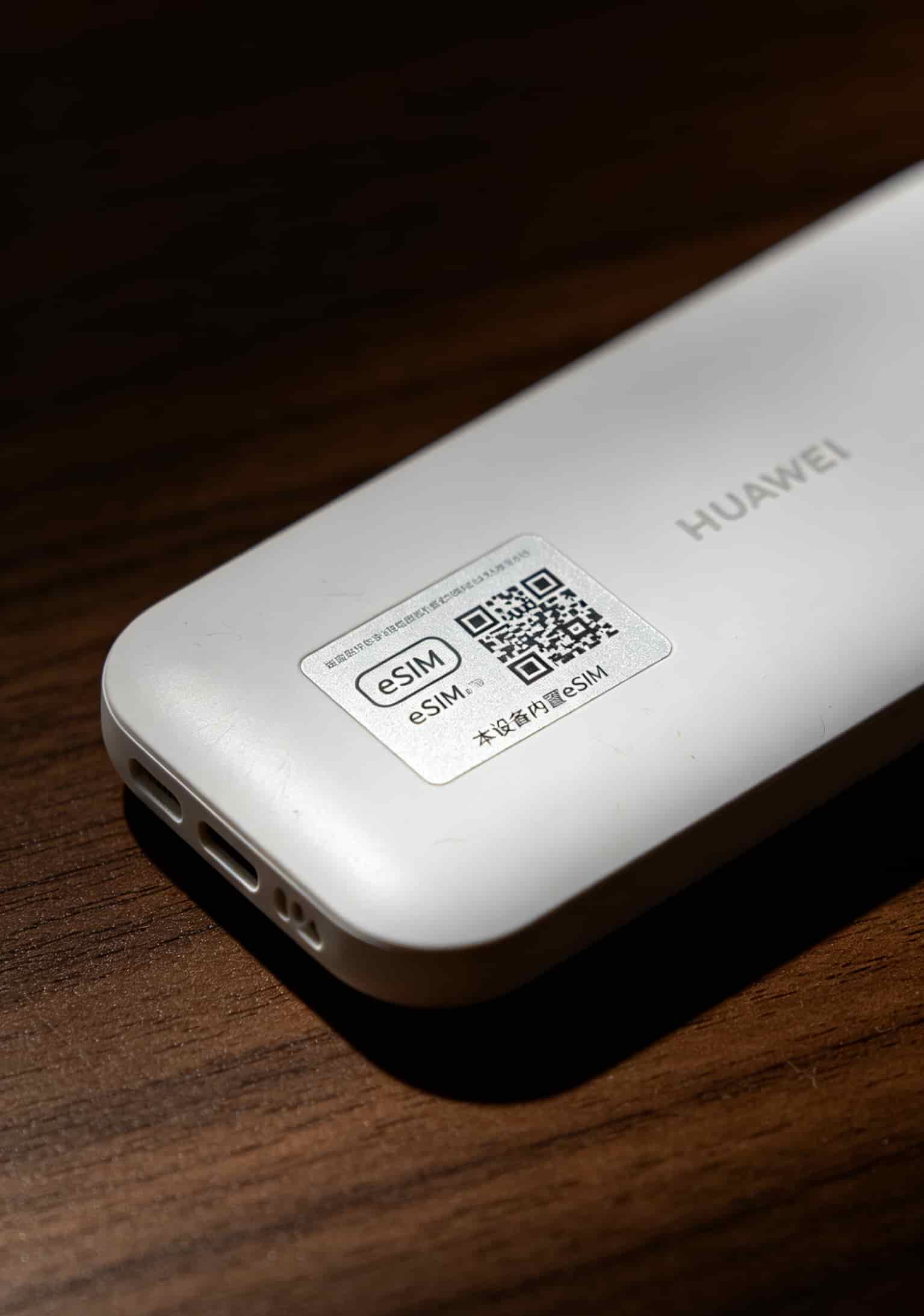 月省100块!华为随身WiFi插卡版配29元卡流量,三年省出一台新设备 华为免插卡随身WiFi机身侧面无卡槽,底部印有eSIM标识和套餐二维码