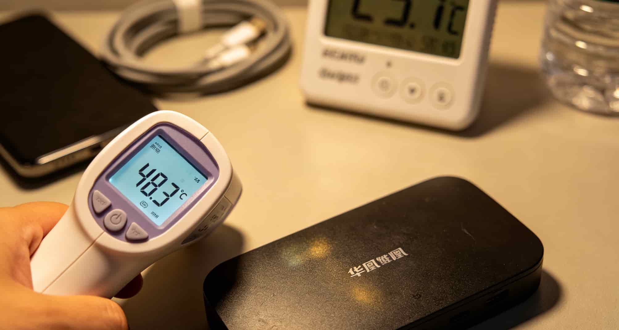19元月租流量卡联通到底坑不坑?我花一千块试了四台随身WiFi,大实话全在这 温度计显示华凰随身WiFi机身温度48.3摄氏度,周围环境温度25度