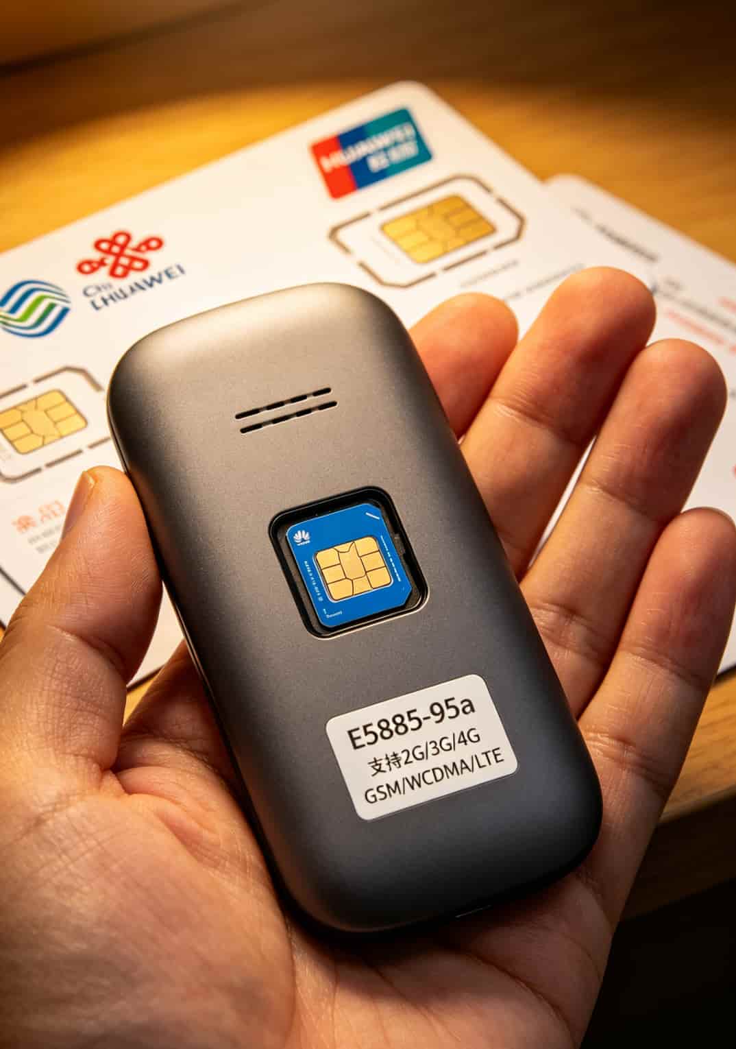 华为随身WiFi办卡三年踩坑实录:这样“办理定向流量卡”网速翻倍还省钱 华为E5885背面标签特写,显示型号和网络制式支持