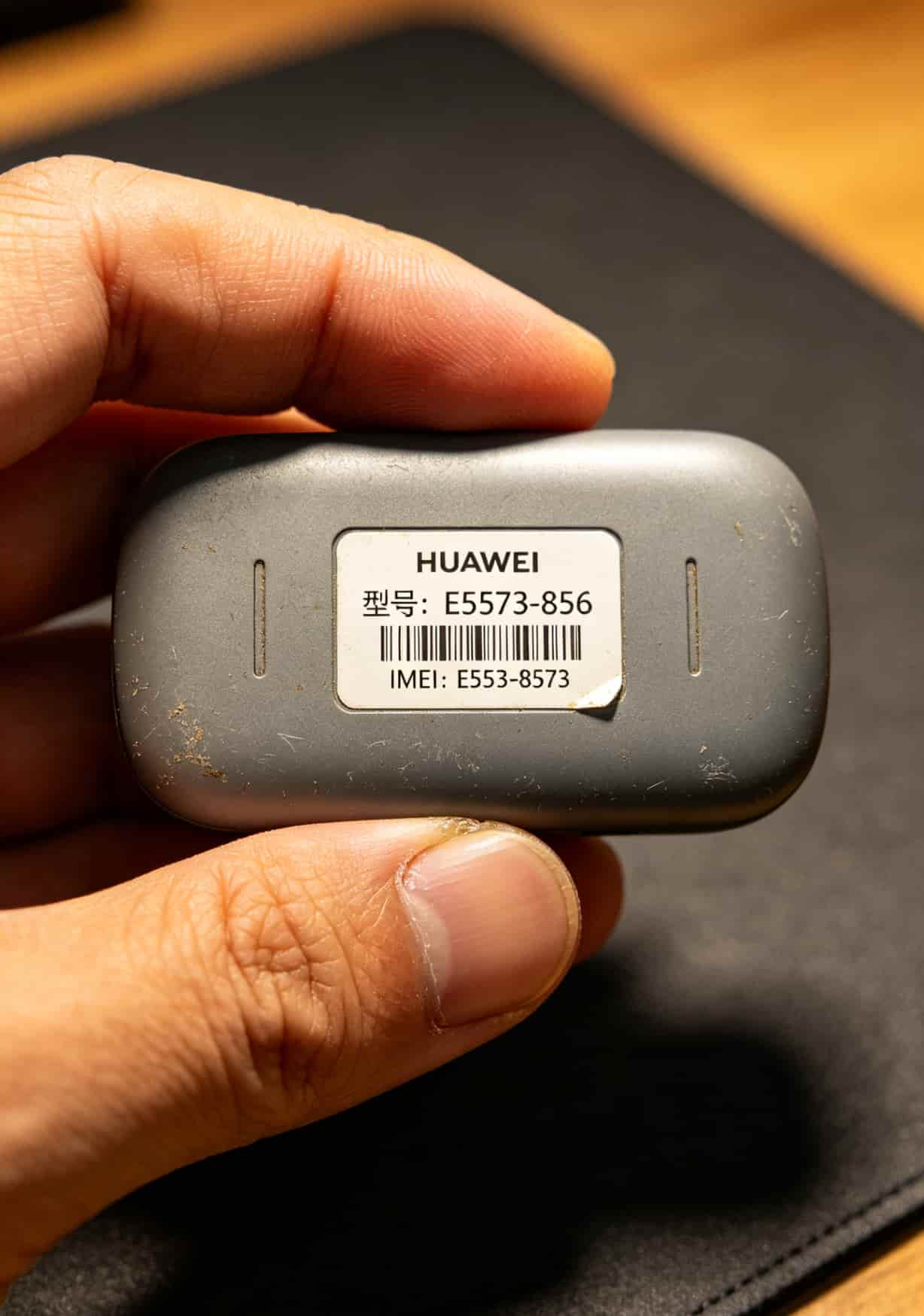 华为随身WiFi哪种流量卡最配?大流量卡全国通用流量我替你踩了6次坑 华为随身WiFi设备底部型号标签特写,显示E5573字样