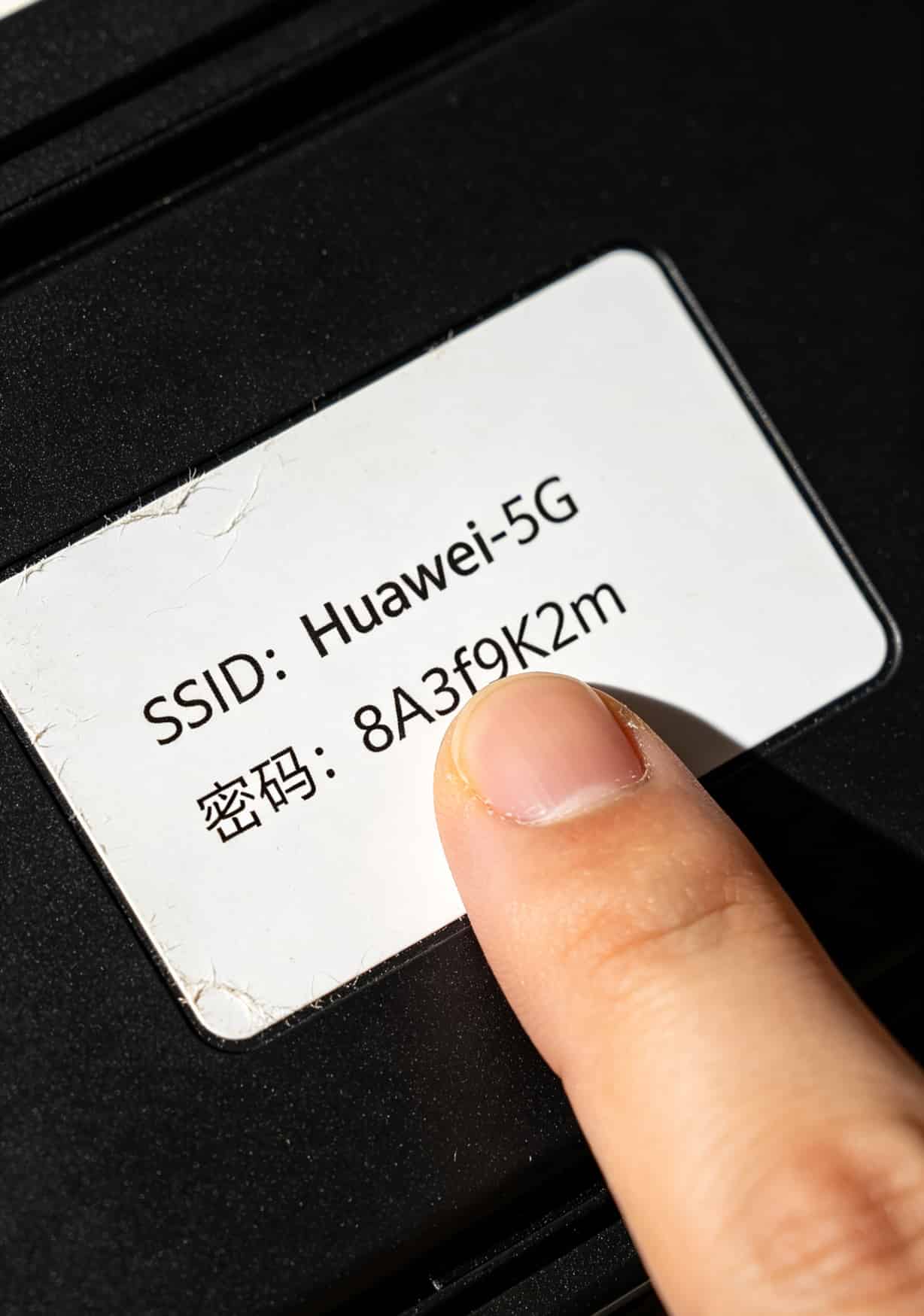 黄灯限速密码全忘?华为随身WiFi配29元30g流量卡,我折腾两年踩坑总结 华为随身WiFi机身标签密码位置放大图