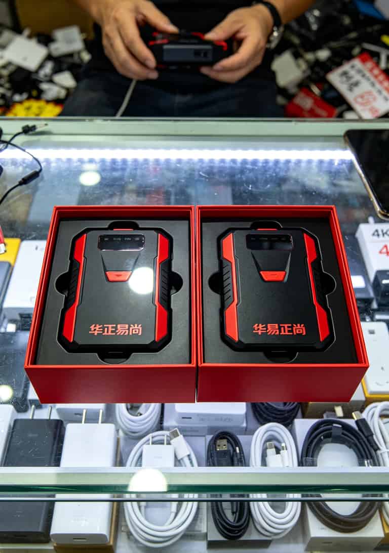 被“0元免流量卡”坑了三个月,我拆了5台随身WiFi(华力/华为/华正易尚实测对比) 华正易尚与华易正尚包装盒对比,仅一字之差