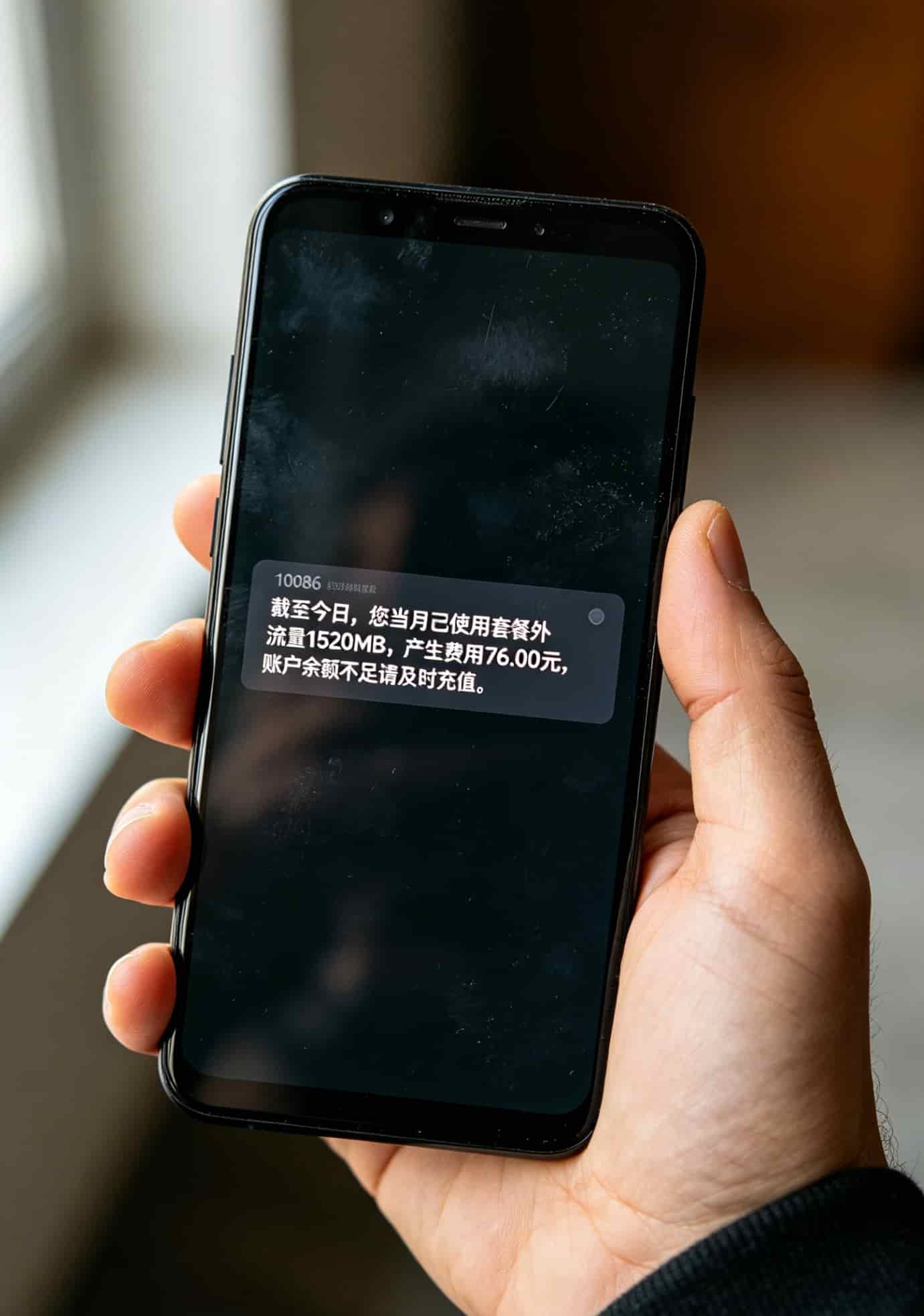 别再被“无限流量”忽悠了!4g上网卡流量卡怎么买,我这有本“避坑账” 老李在数码城档口整理随身WiFi设备的实拍照片