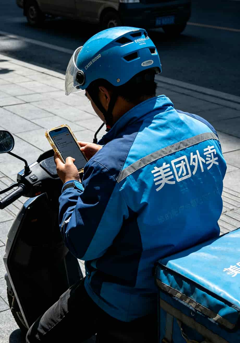 19元流量卡是正规卡吗?我办了7张卡的血泪史:8元保号+流量包才是最稳的 手写计算草稿,上面写着两年话费成本计算公式,红色圈出月均32.4元