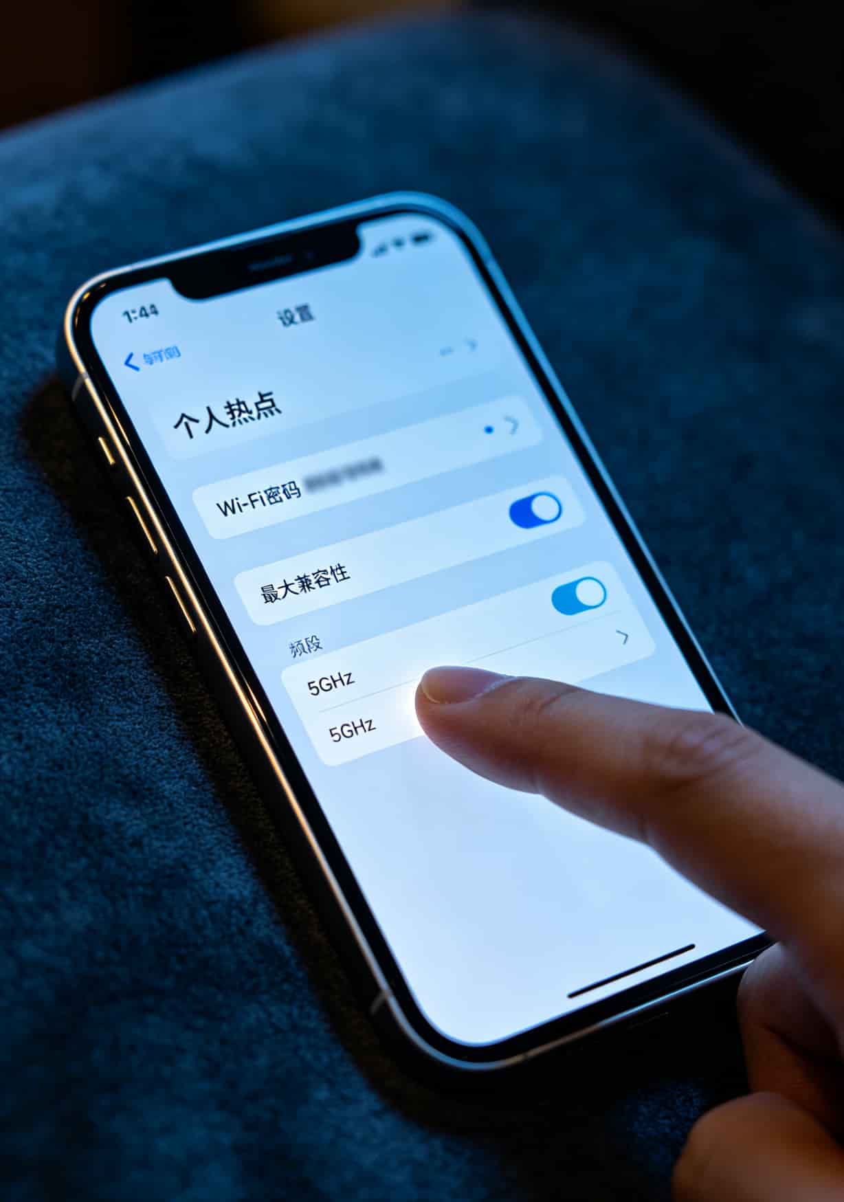 手机热点设置界面，密码和频段选项清晰可见