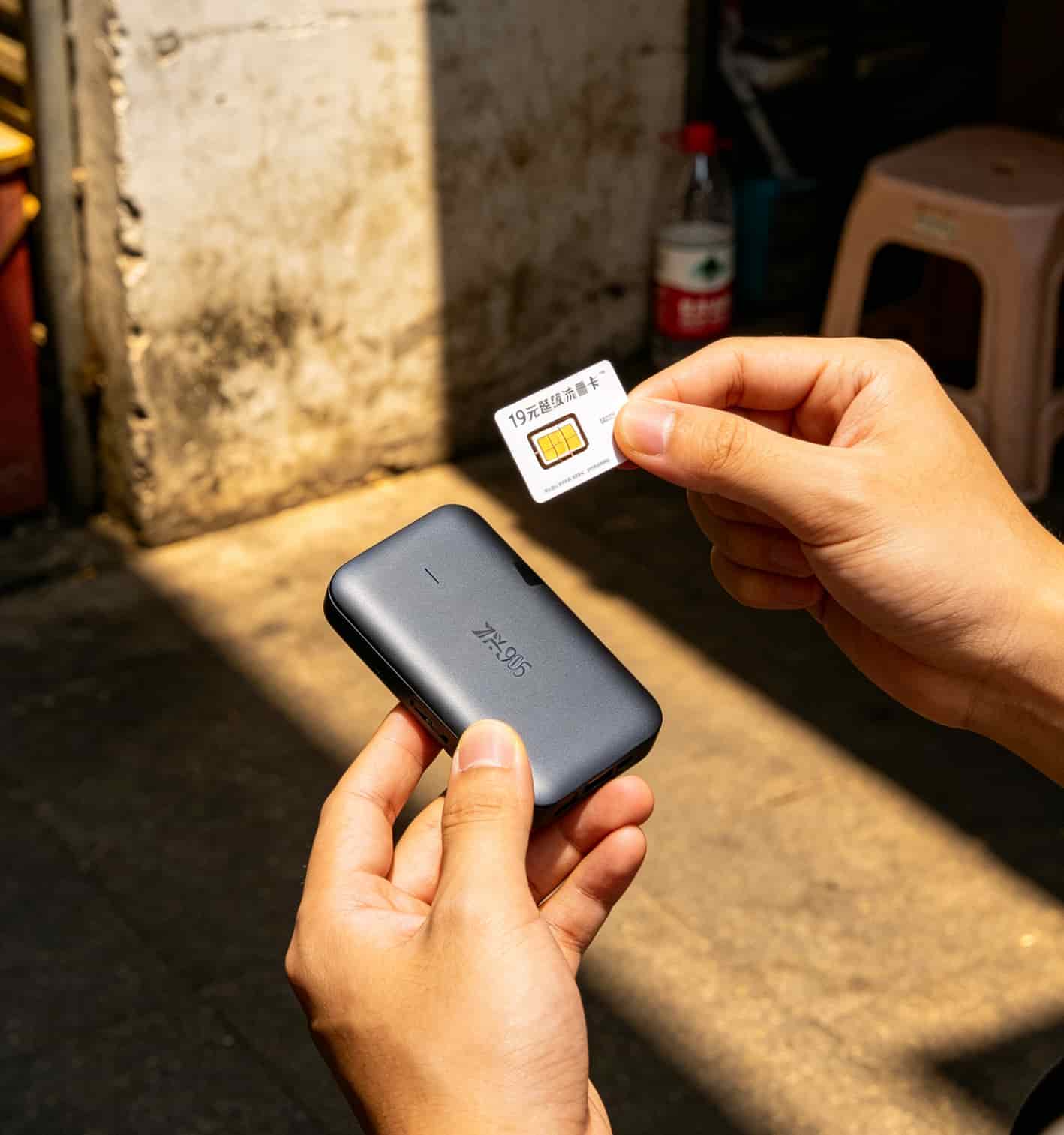 中兴905随身WiFi和19元超级流量卡SIM卡放在一起的实拍图