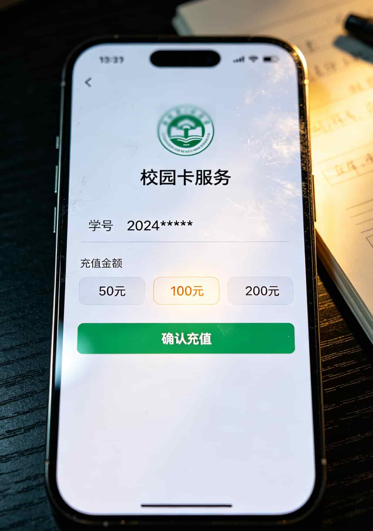 校园卡网速卡到想摔手机?别急着买9.9元103g全国通用流量卡,这10个坑有人替你踩过了 大学食堂里学生排队刷校园卡,刷卡机屏幕上显示余额