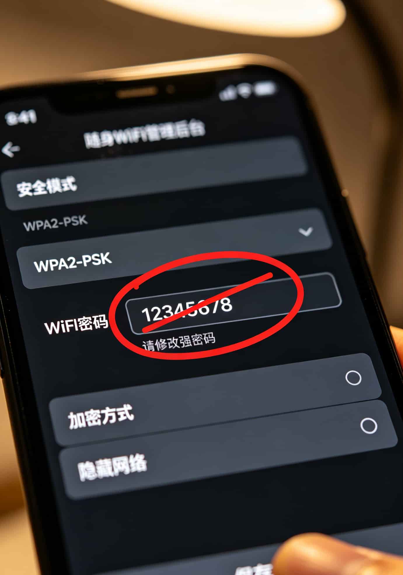 实测一年省下几百块!“1元1天流量卡”配随身WiFi,别再被奸商割韭菜 对比表格,左边是垃圾设备+坑人流量卡,中间是华为+日租卡,右边是飞猫三网通套餐