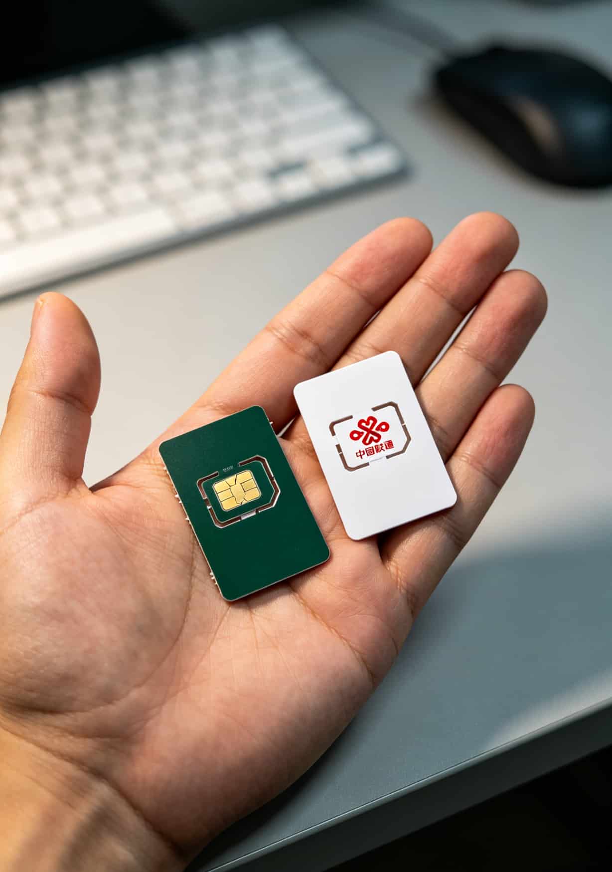 2.9元10g流量卡配中兴随身WiFi实测:月上网费压到30块,比手机热点省三分之二 绿色物联卡与白色正规SIM卡对比,绿色卡背面没有运营商logo
