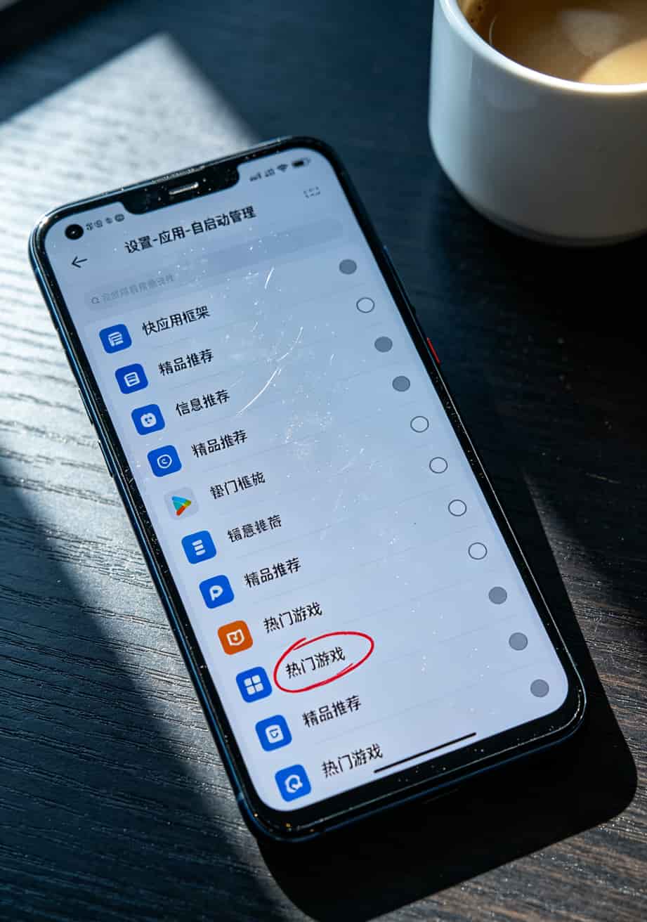 换了11张流量卡,我才找到真能用的“5g纯通用流量卡”(导语附避坑口诀) 手机设置里后台App刷新开关的截图,红色圈出要关闭的选项