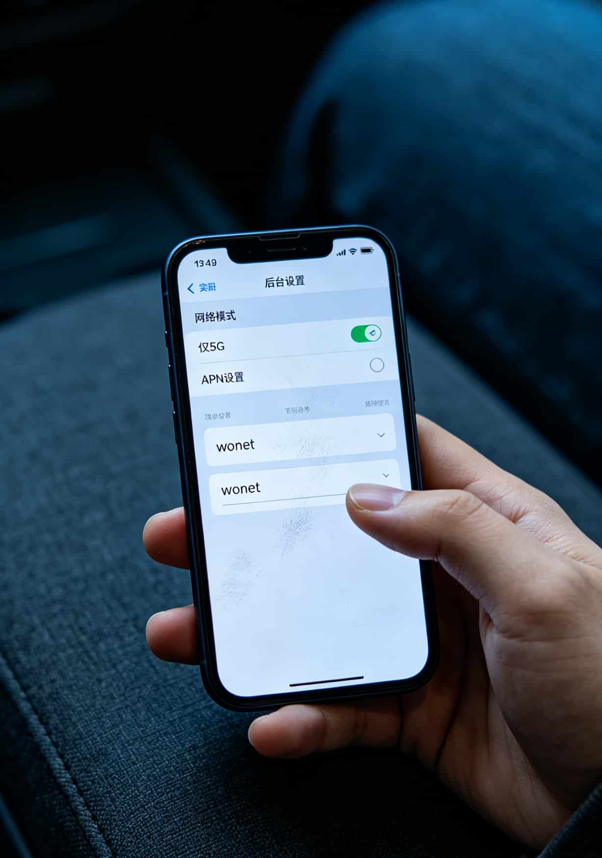 用了三年中兴随身WiFi才明白:办好一张9元105g通用流量卡,比换设备管用十倍 运营商营业厅柜台与工作人员交谈场景
