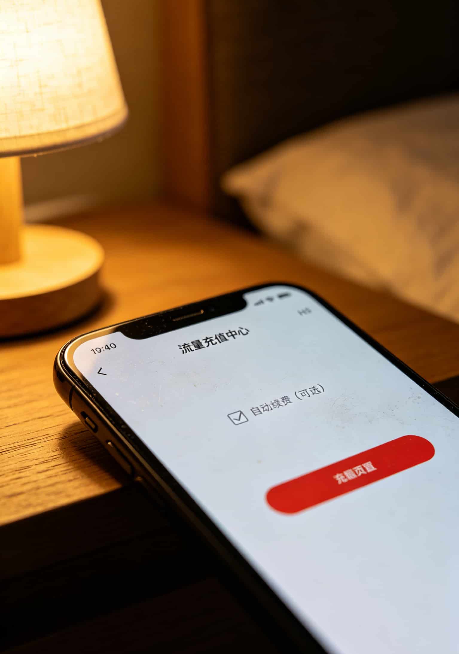 2.9元10g流量卡配中兴随身WiFi实测:月上网费压到30块,比手机热点省三分之二 用手指指甲从设备底部缝隙划开后盖的操作示意图