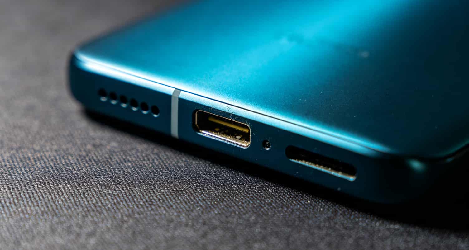 流量卡千万别瞎买!我用中兴华为随身WiFi踩了8个坑,省钱方案在这 中兴F30底部外置天线接口特写